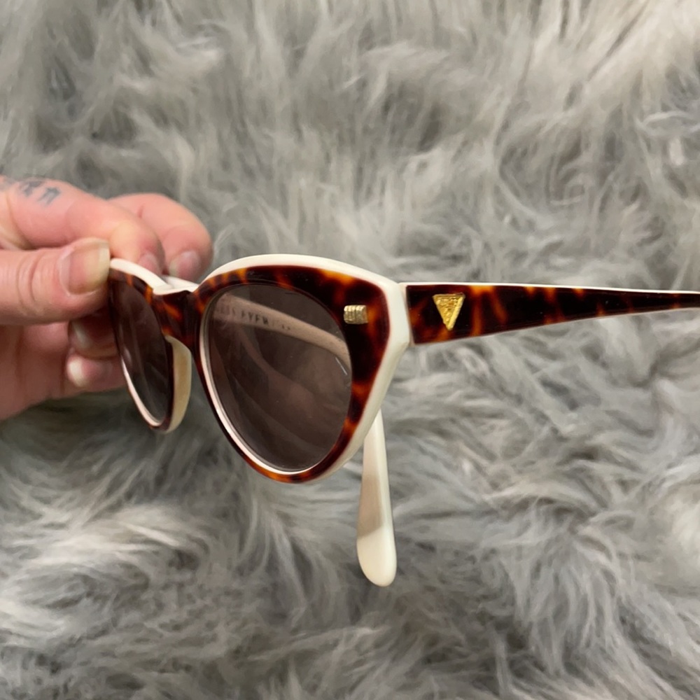 Vintage GUESS Tortoise white and gold Sunnies ☀️ - Picture 5 of 5